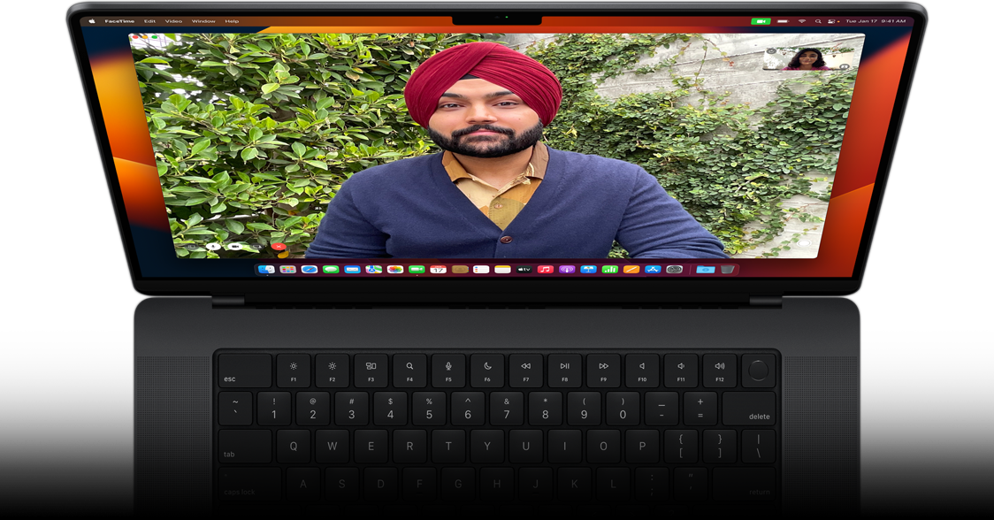 FaceTime videozvans MacBook Pro ekrānā.