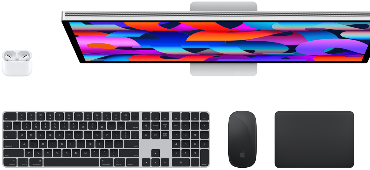 Skats no augšas uz AirPods, Studio Display, Magic Keyboard, Magic Mouse un Magic Trackpad