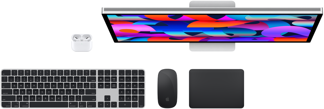 Skats no augšas uz AirPods, Studio Display, Magic Keyboard, Magic Mouse un Magic Trackpad